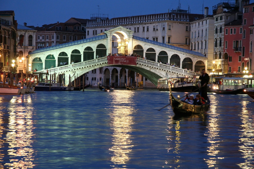 Le pont du rialto et gondole de nuit